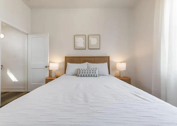 Modern King Bed Patio Holiday home Lafayette