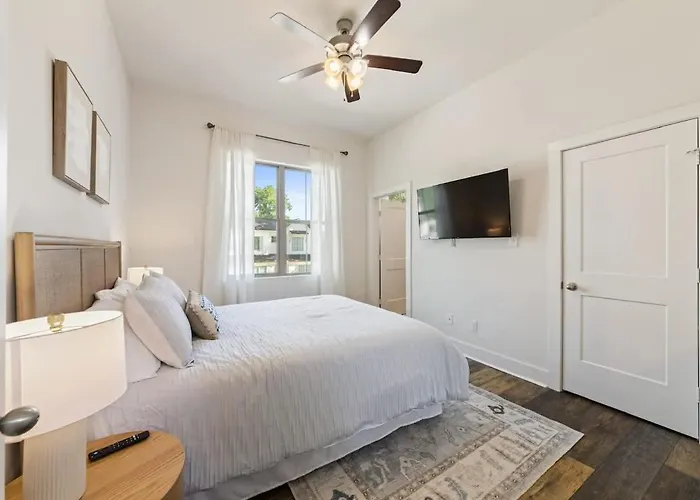 Modern King Bed Patio